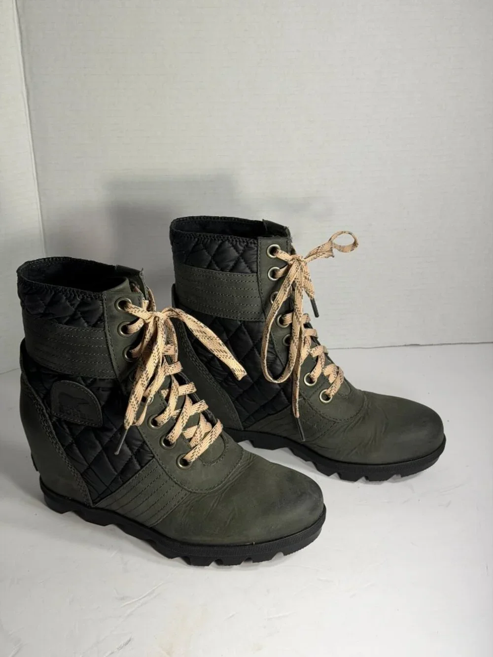 WOMENS SIZE 8.5 SOREL BOOTS